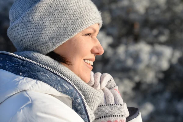 Schöne junge Frau — Stockfoto