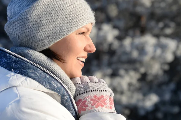 Schöne junge Frau — Stockfoto