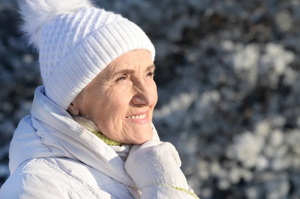 Щаслива Красива Старша Жінка Теплому Капелюсі Позує Засніженому Зимовому Парку — стокове фото