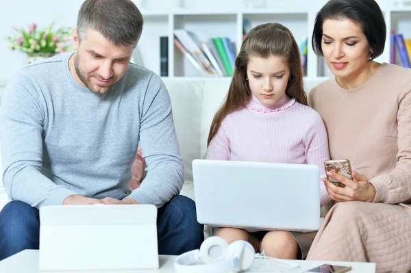 Pais Felizes Filha Usando Dispositivos Digitais Enquanto Sentado Sofá Quarto — Fotografia de Stock