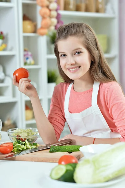 Çekici Genç Kız Mutfakta Domates Tutuyor — Stok fotoğraf