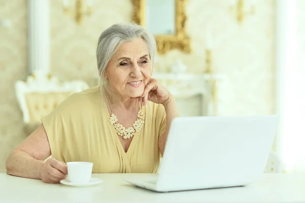 Femme Âgée Souriante Buvant Thé Tout Étant Assise Table Avec — Photo