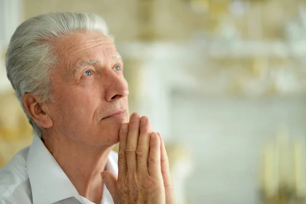 Porträt Eines Traurigen Denkenden Älteren Mannes Der Betet — Stockfoto