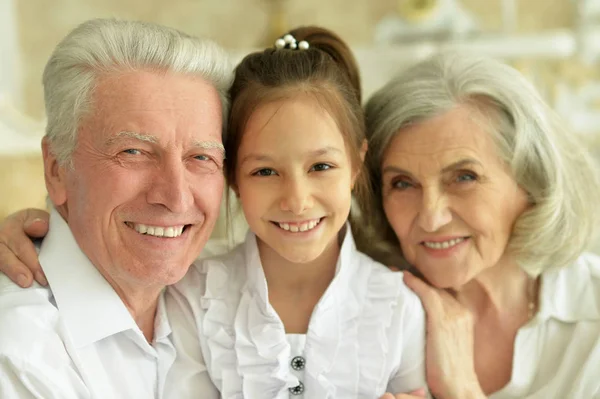 Nahaufnahme Eines Glücklichen Senioren Paares Mit Enkelin Hause — Stockfoto