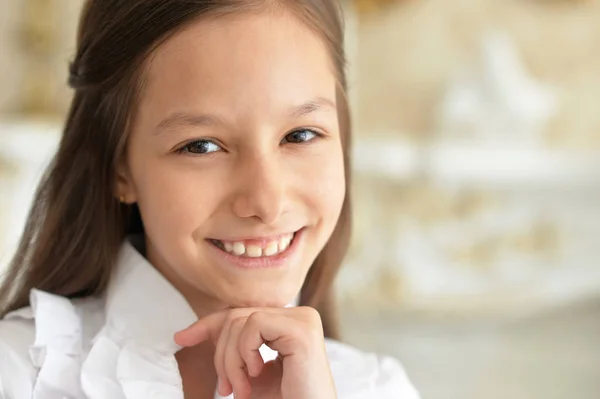 Emotionales Kleines Mädchen Weißer Bluse Posiert Hause — Stockfoto