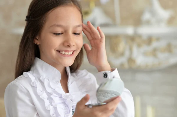 Petite Fille Souriante Chemisier Blanc Regardant Dans Petit Miroir Maison — Photo