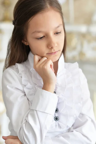 Trauriges Kleines Mädchen Weißer Bluse Posiert Zuhause — Stockfoto
