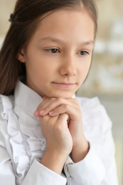 Smutna Dziewczynka Białej Bluzce Pozowała Domu — Zdjęcie stockowe