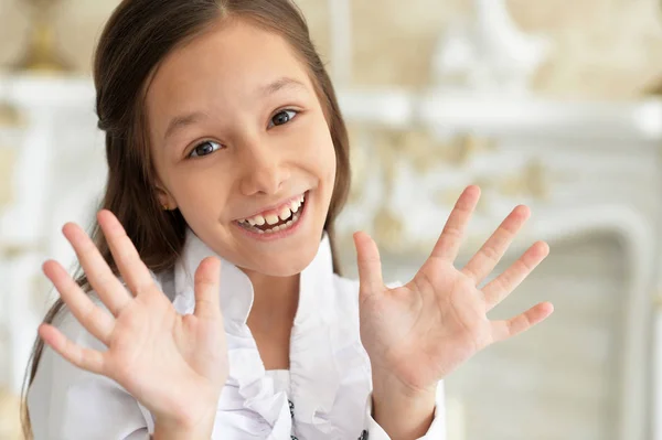 Συναισθηματική Κοριτσάκι Λευκή Μπλούζα Ποζάρουν Στο Σπίτι — Φωτογραφία Αρχείου