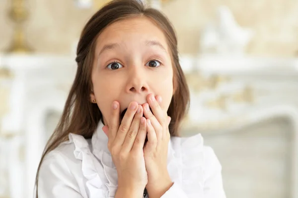 Emotionele Meisje Witte Blouse Poseren Thuis — Stockfoto