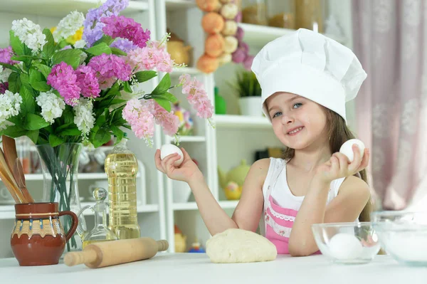 Jolie Fille Dans Les Chefs Chapeau Faire Pâte Dans Cuisine — Photo