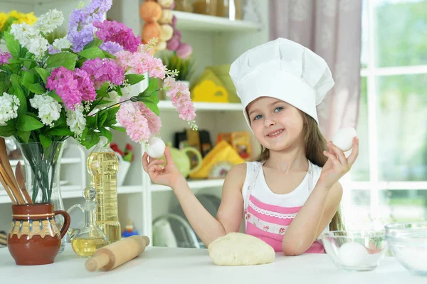 Linda Chica Chefs Sombrero Haciendo Masa Cocina Casa — Foto de Stock