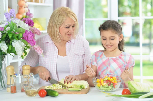 Mor och dotter lagar mat tillsammans — Stockfoto