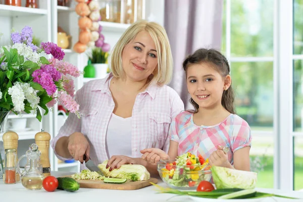 Mutter und Tochter kochen zusammen — Stockfoto