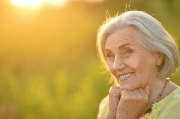 Szczęśliwy Starsza Kobieta Pozowanie Słoneczny Dzień — Zdjęcie stockowe