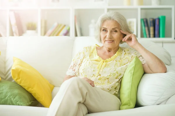 Schöne Seniorin Sitzt Hause Auf Dem Sofa — Stockfoto