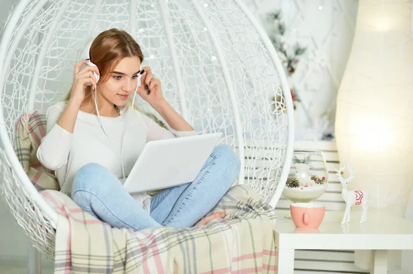 Bella Ragazza Carina Utilizzando Computer Portatile Casa Swing — Foto Stock