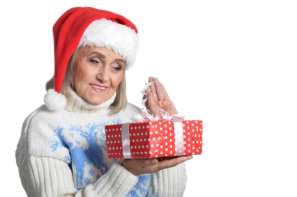 Retrato Mulher Sênior Sorridente Chapéu Santa Posando Com Presente Isolado — Fotografia de Stock