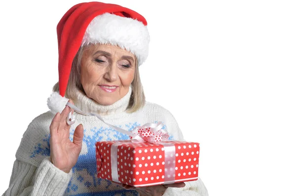 Seniorin Mit Weihnachtsmütze Hält Geschenk Isoliert Auf Weißem Hintergrund — Stockfoto