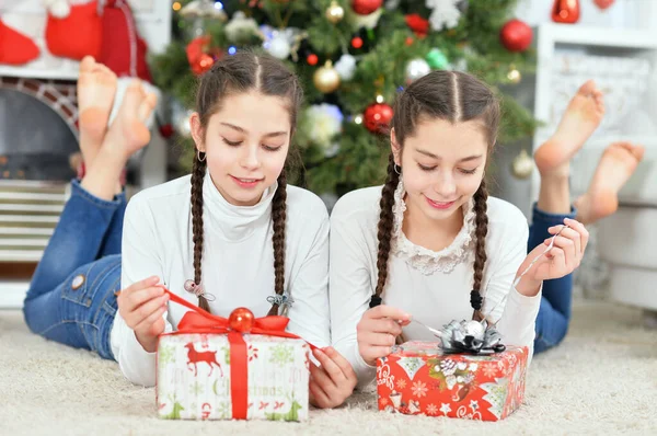 Meninas Bonitos Com Presentes Perto Árvore Natal Decorada — Fotografia de Stock