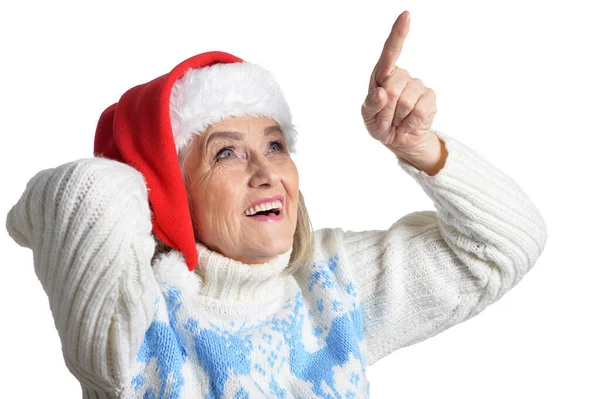 头戴圣诞礼帽笑容满面的老年妇女的画像 — 图库照片
