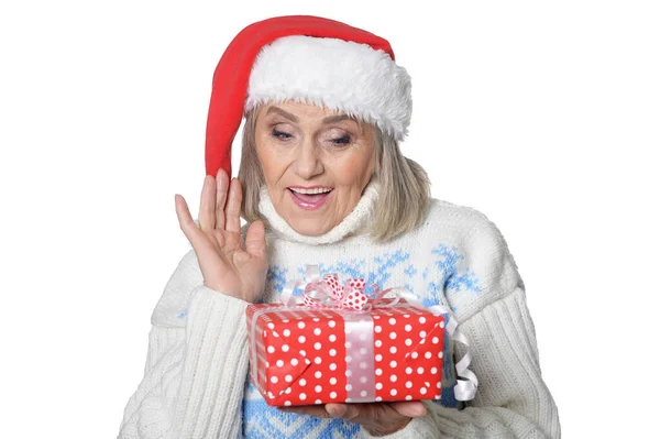 Porträt Einer Lächelnden Seniorin Mit Weihnachtsmütze Posiert Mit Geschenk Isoliert — Stockfoto