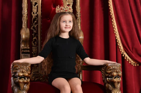 Princesa Feliz Posando Trono —  Fotos de Stock