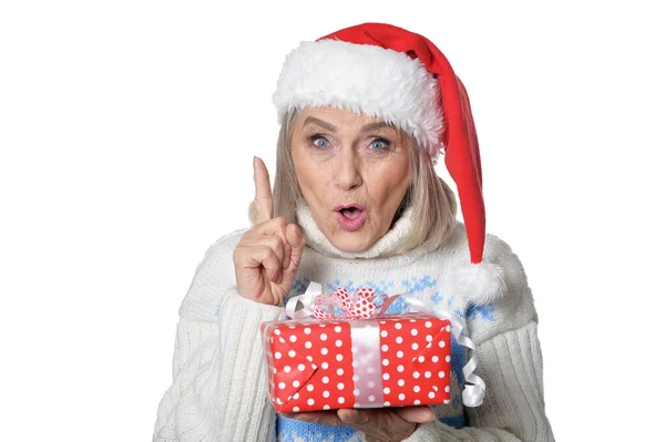 Starší žena s vánoční dárek — Stock fotografie