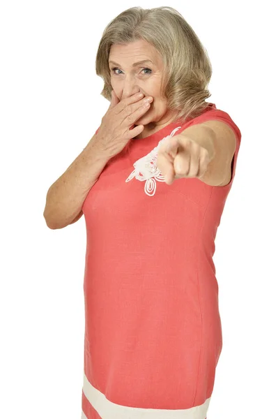 Ευτυχισμένη Ηλικιωμένη Γυναίκα Που Δείχνει Δάχτυλο Απομονωμένο Λευκό Φόντο — Φωτογραφία Αρχείου