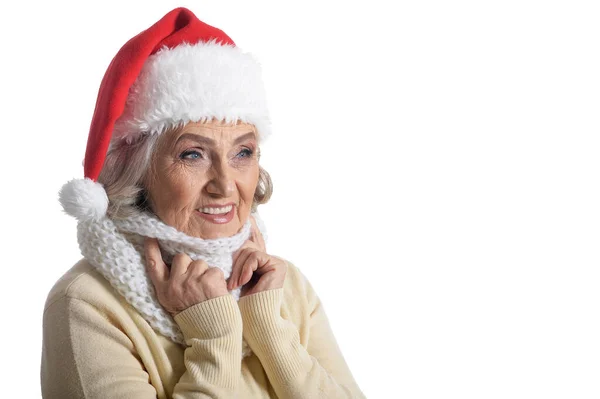 Portret Uśmiechniętej Starszej Kobiety Kapeluszu Mikołaja Pozowanie Odizolowany Białym Tle — Zdjęcie stockowe