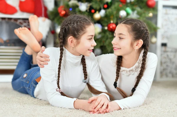 Meninas Bonitos Deitado Perto Árvore Natal Decorada — Fotografia de Stock