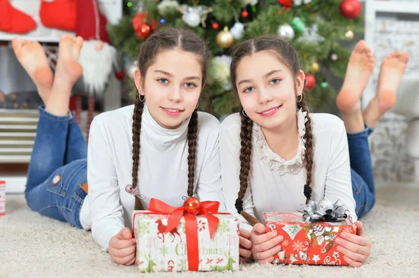 Meninas Bonitos Com Presentes Perto Árvore Natal Decorada — Fotografia de Stock