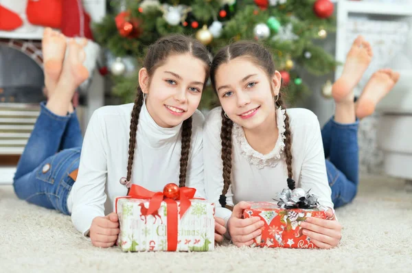 Meninas Bonitos Com Presentes Perto Árvore Natal Decorada — Fotografia de Stock