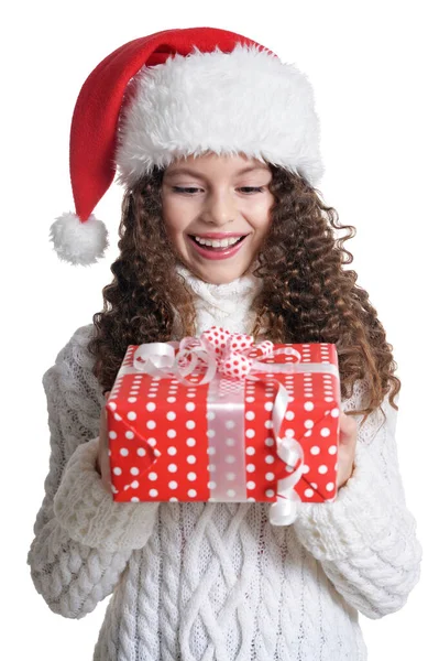 Retrato Menina Sorridente Com Presente Natal Isolado Fundo Branco — Fotografia de Stock