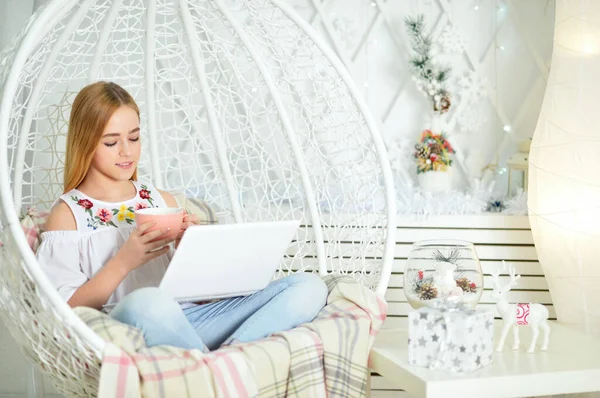 Hermosa Linda Chica Usando Ordenador Portátil Casa Con Taza —  Fotos de Stock