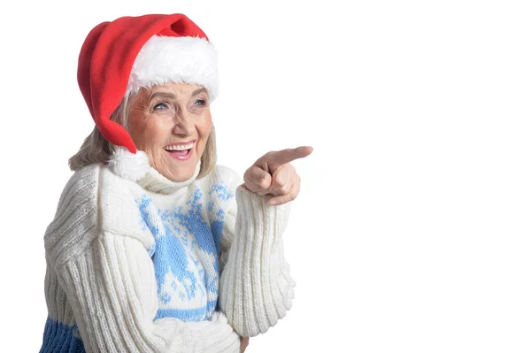 Portret Van Een Glimlachende Vrolijke Oudere Vrouw Santa Hoed Poseren — Stockfoto