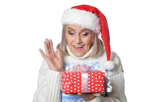 Seniorin Mit Weihnachtsmütze Hält Geschenk Isoliert Auf Weißem Hintergrund — Stockfoto