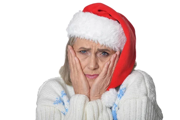 Porträt Einer Traurigen Seniorin Mit Weihnachtsmütze Auf Weißem Hintergrund — Stockfoto