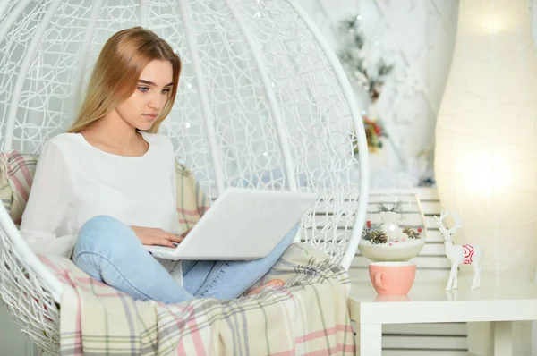 Bella Ragazza Carina Utilizzando Computer Portatile Casa Swing — Foto Stock