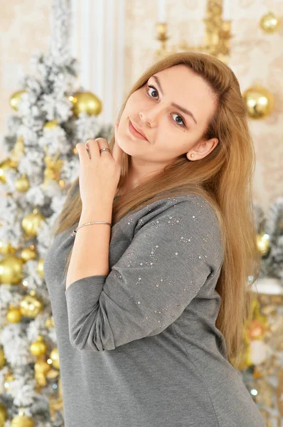 Ritratto Bella Giovane Donna Posa Camera Decorata Vacanze Natale — Foto Stock