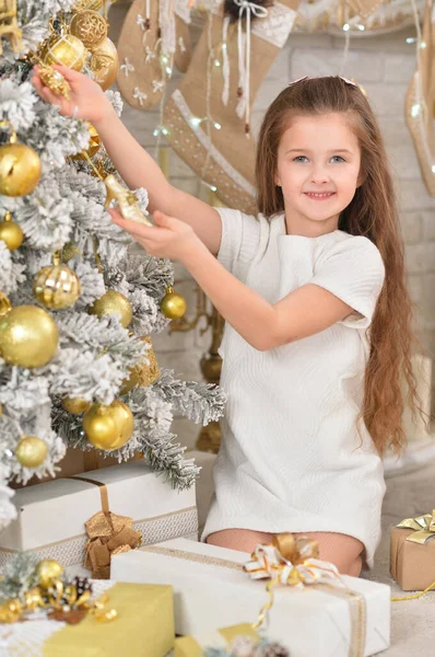 装饰圣诞树的快乐女孩的画像 — 图库照片