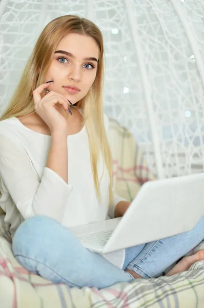 Όμορφο Χαριτωμένο Κορίτσι Χρησιμοποιώντας Φορητό Υπολογιστή Στο Σπίτι Στην Ταλάντευση — Φωτογραφία Αρχείου