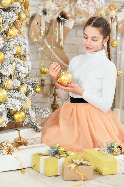 Retrato Menina Feliz Decorando Árvore Natal Com Presentes Chão — Fotografia de Stock