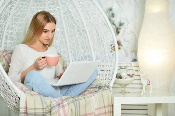 Schöne Süße Mädchen Mit Laptop Hause Auf Schaukel Mit Kaffee — Stockfoto