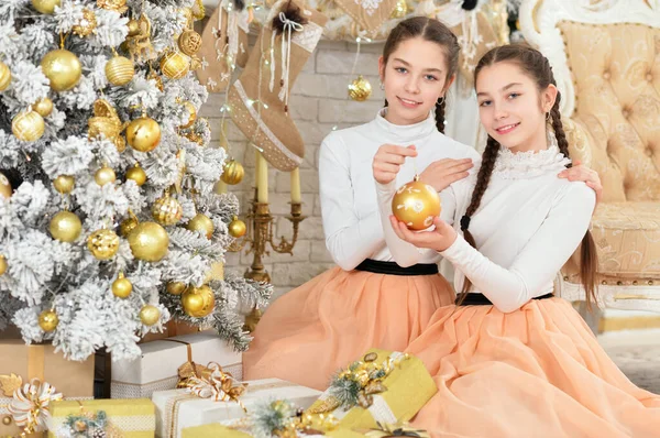Meninas Bonitos Decorar Árvore Natal — Fotografia de Stock
