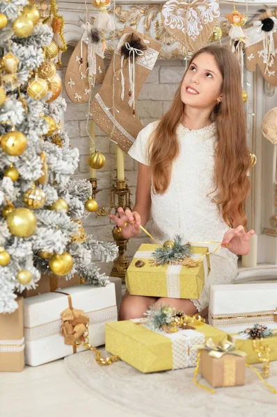 Retrato Menina Feliz Com Presentes Natal — Fotografia de Stock