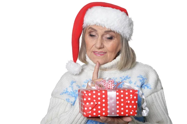 白い背景で隔離のプレゼント ポーズのサンタ帽子笑顔の年配の女性の肖像画 — ストック写真