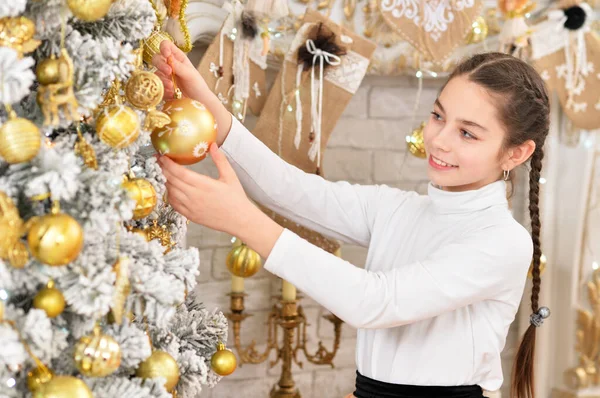 幸せな女の子の肖像クリスマスツリーを飾る — ストック写真