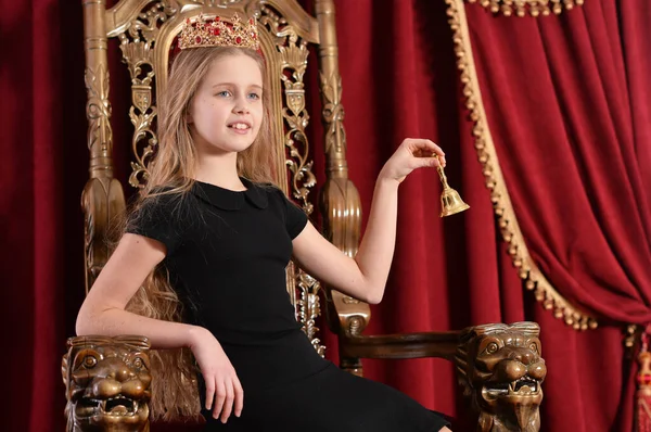 Boldog Kislány Hercegnő Pózol Trónra — Stock Fotó