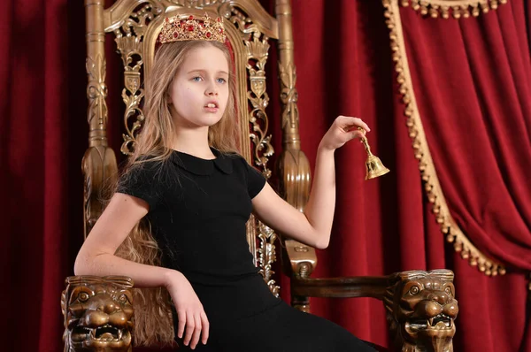 Lycklig Liten Flicka Prinsessa Poserar Tronen — Stockfoto